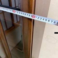 ガラス戸のアンティーク飾り棚の画像