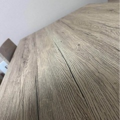 4人用テーブルの画像