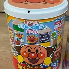 音が鳴るおもちゃと積み木の画像