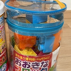 音が鳴るおもちゃと積み木の画像