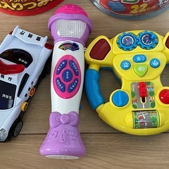 音が鳴るおもちゃと積み木の画像