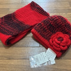 ★新品未使用　タグ付き★ マフラー&ニット帽　赤　花の画像