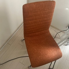 オレンジの椅子×2の画像