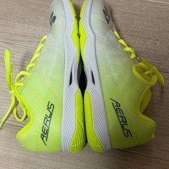 美品！YONEX AERUS バドミントンシューズ ホワイト/イエロー25.5㌢の画像