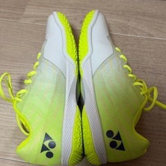 美品！YONEX AERUS バドミントンシューズ ホワイト/イエロー25.5㌢の画像