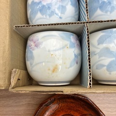 湯呑みと茶卓のセットの画像