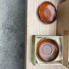 湯呑みと茶卓のセットの画像