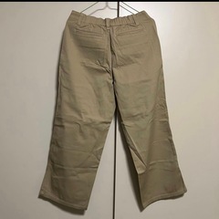 ベージュのチノパンの画像