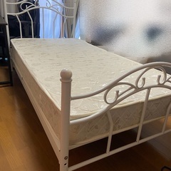 シングルベッド フレーム マットレスの画像