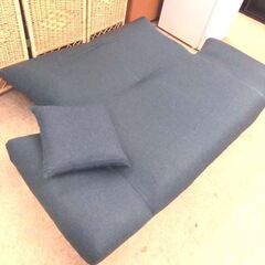 2人掛けソファ ネイビー 布張り ニトリ Nクラウン NV コンパクトソファ リクライニング ラブソファ 2P 2シーター 木脚 ファブリック クッション付き 札幌 西野店の画像