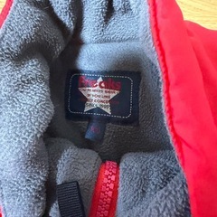 赤いジャンパーの画像