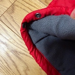 赤いジャンパーの画像