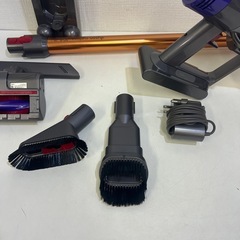 ダイソン v10 豊富なアタッチメント付き コードレス掃除機の画像