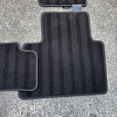 80ハリアー純正フロアマットの画像