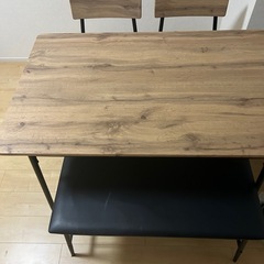 ダイニングテーブルの画像