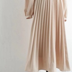 tocco closet ベージュ プリーツワンピース 新品
の画像