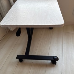 高さが調節できるデスクの画像