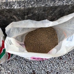 赤玉土、苦土石灰、牛フン？の画像