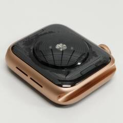 Apple Watch SE 第1世代/GPS/40mm/A2351/ゴールド〈MKQA3J/A〉の画像
