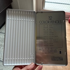 色鉛筆の缶の画像