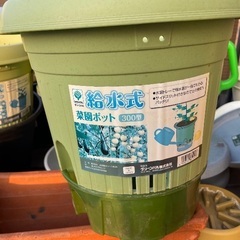 中古、給水式園芸プランター、ポット、受け皿、ジョウロ、約40点の画像
