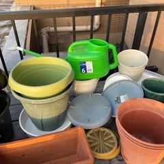 中古、給水式園芸プランター、ポット、受け皿、ジョウロ、約40点の画像