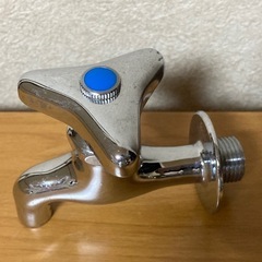 水道の蛇口3個の画像