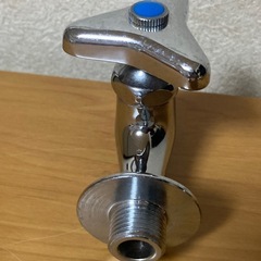 水道の蛇口3個の画像