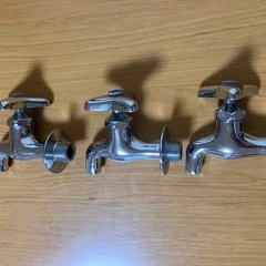 水道の蛇口3個の画像
