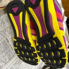 adidas シューズの画像