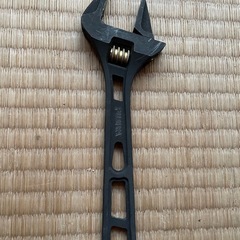 アジャストレンチ？黒と金色ですの画像