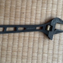 アジャストレンチ？黒と金色の画像