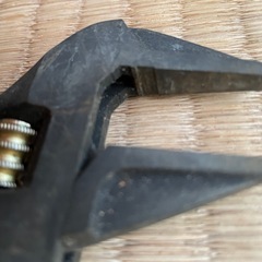 アジャストレンチ？黒と金色の画像