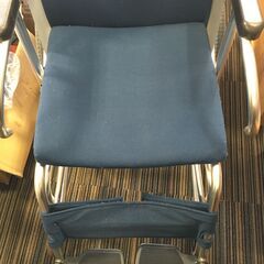♪ 車いす 車椅子 紺系 ブレーキ動作確認済み 介護 介助 中古 メーカー不明 (NF251202) Zi-2344の画像