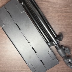 Poyank Wifi機能付き プロジェクター &  三脚の画像