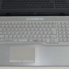 中古ノートパソコン 富士通 NH90/E2 Windows11+office SSD256GB+HDD1TB core i7-10750H/メモリ8GB/無線/WEBカメラ/17.3インチ/ブルーレイの画像