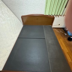 ベッド（クイーンサイズ）の画像