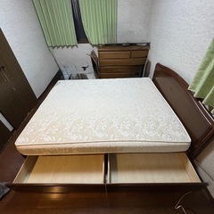 ベッド（クイーンサイズ）の画像