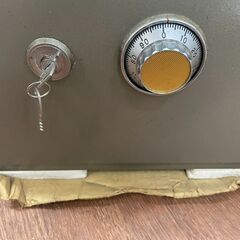 リサイクルショップどりーむ天保山店　　No4891 耐火金庫　４１ｃｍ×４０ｃｍ×３６ｃｍ　ＳＫＹＳＡＦＥ　鍵付き　の画像