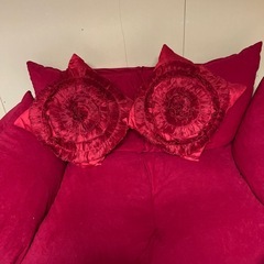 床におけるソファの画像