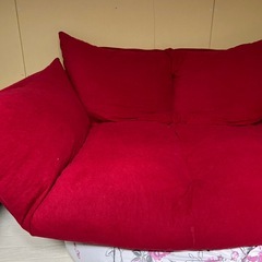 床におけるソファの画像