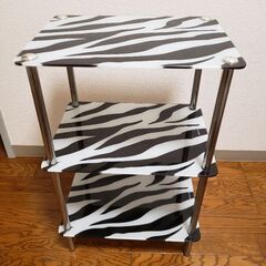 先着優先❗最終値下げ❗500円、ゼブラ🦓柄のカワイイ小さなガラステーブル！の画像