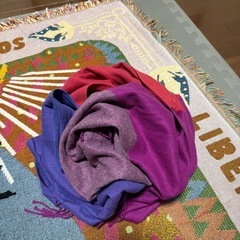 カシミヤ100%ストール　赤青紫マルチカラーの画像