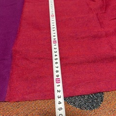 カシミヤ100%ストール　赤青紫マルチカラーの画像