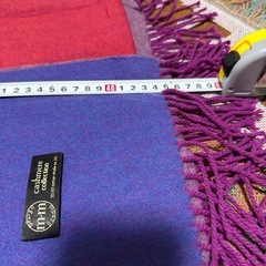 カシミヤ100%ストール　赤青紫マルチカラーの画像