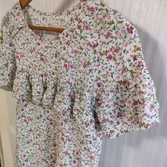 美品　小花柄ブラウス　フリル　ラッフルの画像