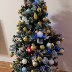 クリスマスツリー(オーナメント、ライト、オーナメント収納箱付き)の画像