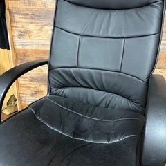 椅子。足タイヤ５個中１個無し。の画像