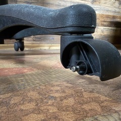 椅子。足タイヤ５個中１個無し。の画像