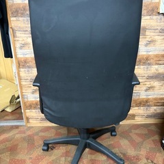 椅子。足タイヤ５個中１個無し。の画像